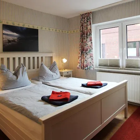 Haus Ingeborg Ferienwohnung 01 * Kuehlungsborn