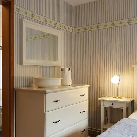 Haus Ingeborg Ferienwohnung 01 * Kuehlungsborn